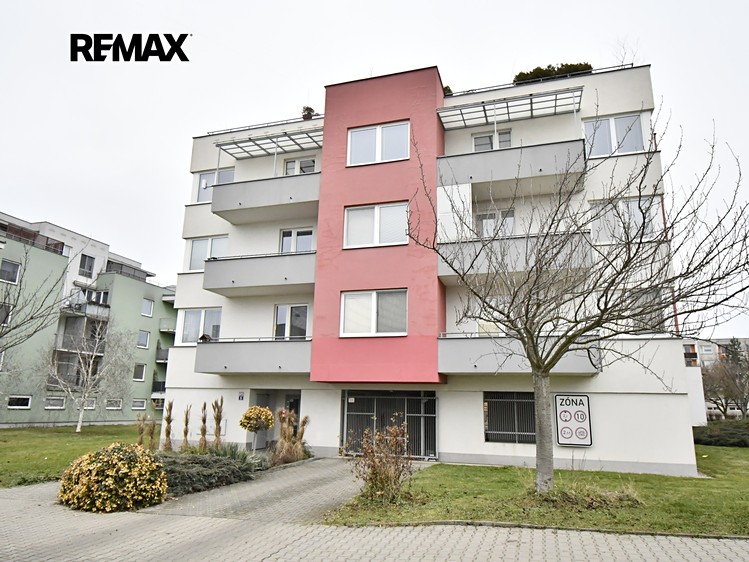 Pronájem garážového stání 13 m² - foto 1