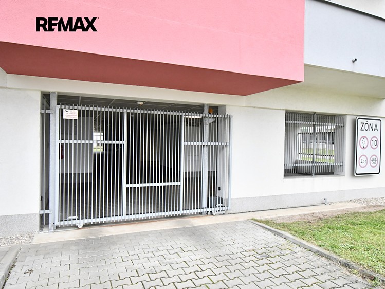 Pronájem garážového stání 13 m² - foto 2