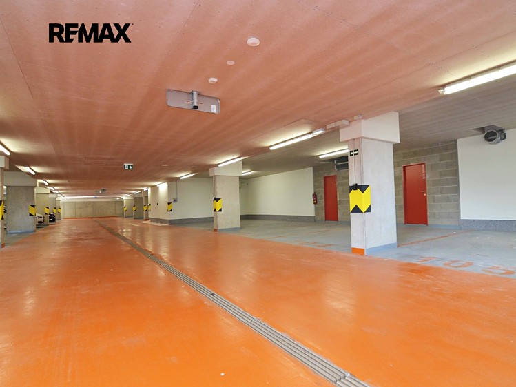 Pronájem garážového stání 16 m² - foto 1