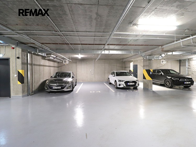 Pronájem garážového stání 13 m² - foto 1