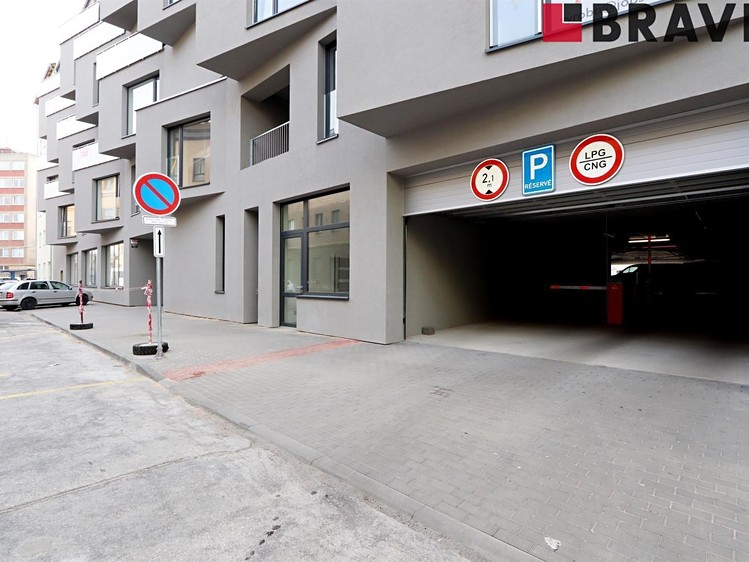 Pronájem garážového stání 10 m² - foto 1