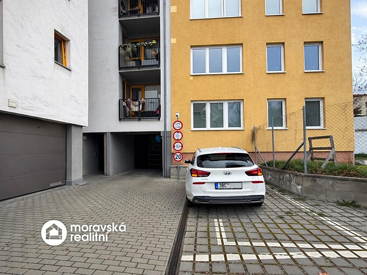 Pronájem garážového stání 18 m² - foto 2