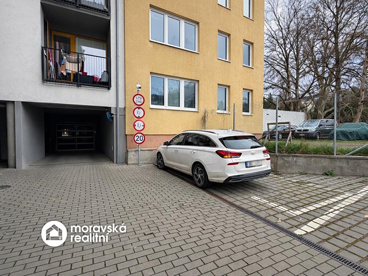 Pronájem garážového stání 18 m² - foto 1