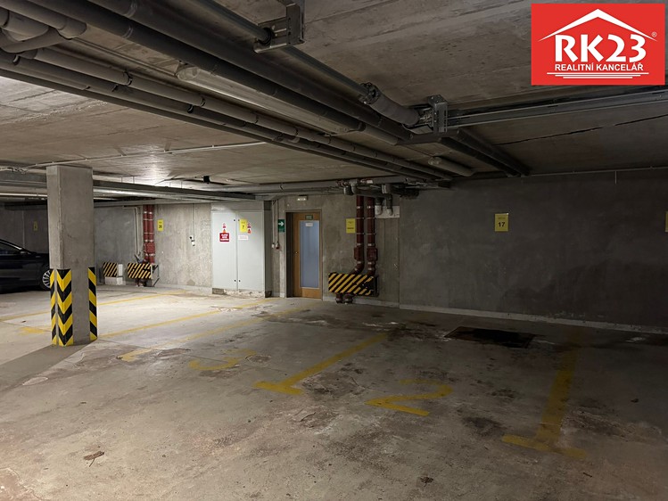 Pronájem garážového stání 17 m² - foto 1