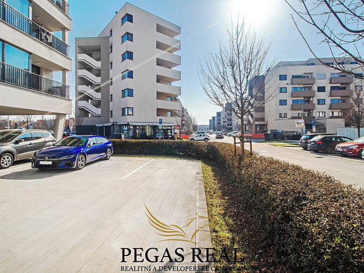 Pronájem garážového stání 13 m² - foto 4