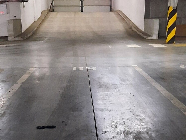 Pronájem garážového stání 15 m² - foto 1