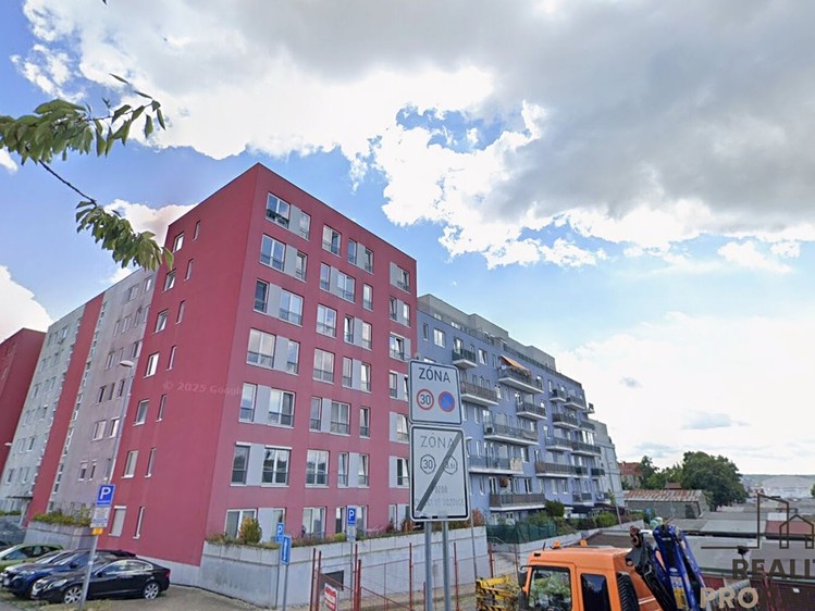 Pronájem garážového stání 15 m² - foto 2