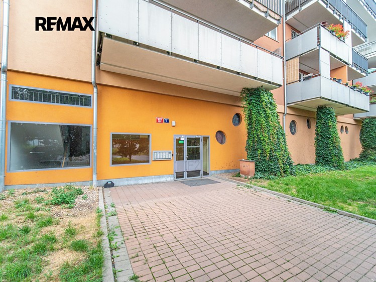 Pronájem garážového stání 12 m² - foto 4