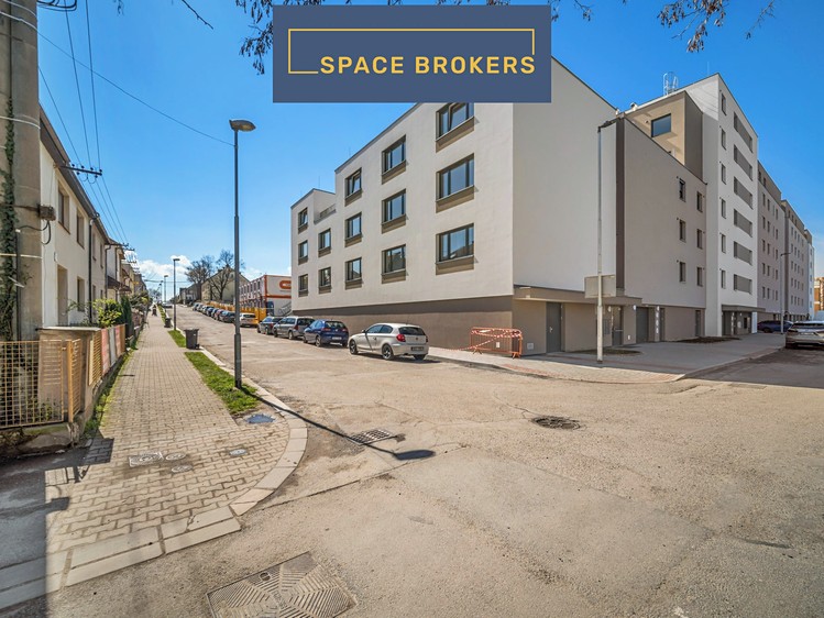 Pronájem garážového stání 15 m² - foto 3