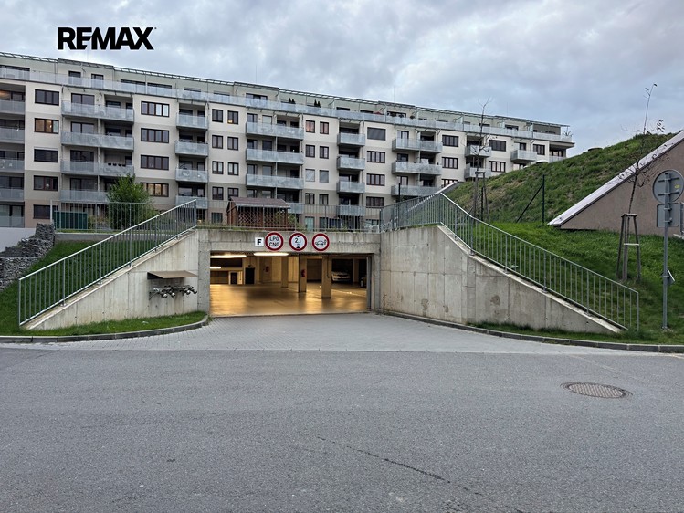 Pronájem garážového stání 17 m² - foto 1