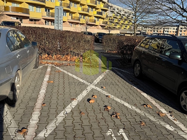 Pronájem garážového stání 12 m² - foto 1