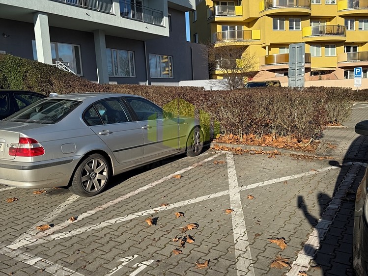 Pronájem garážového stání 12 m² - foto 2