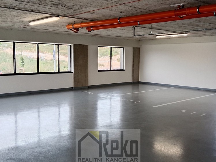 Pronájem garážového stání 12 m² - foto 2