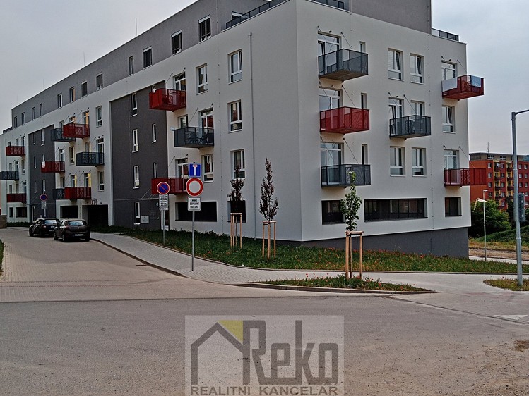 Pronájem garážového stání 12 m² - foto 4