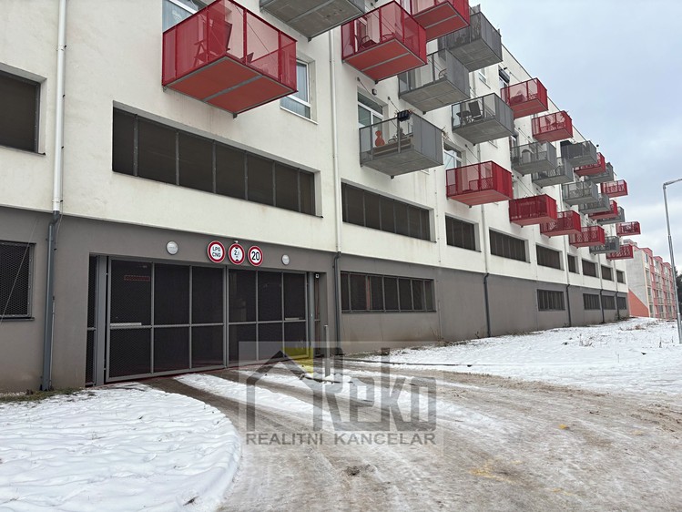 Pronájem garážového stání 12 m² - foto 1