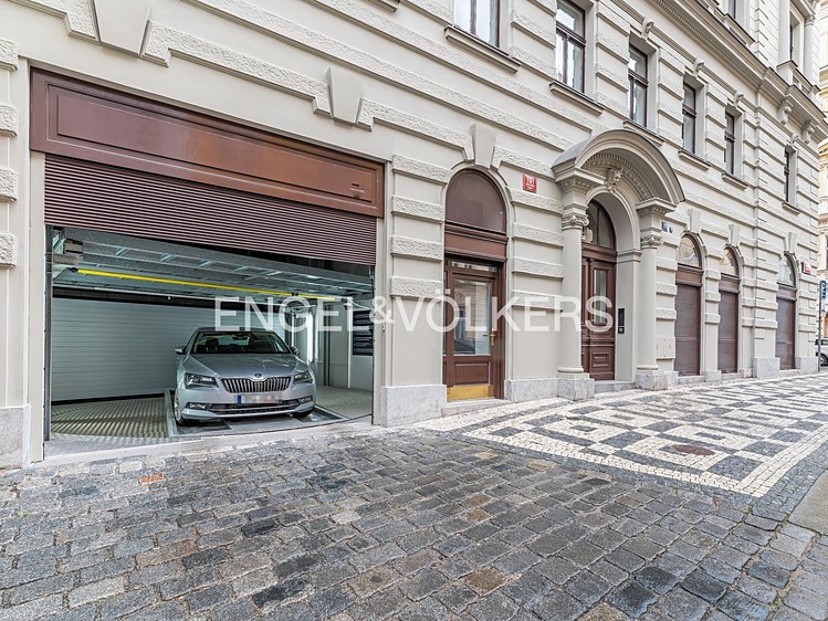 Pronájem garážového stání 10 m² - foto 1