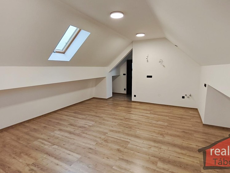 Prodej bytu 2+kk 60 m² (Podkrovní) - foto 3