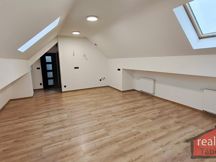 Prodej bytu 2+kk 60 m² (Podkrovní) - foto 4