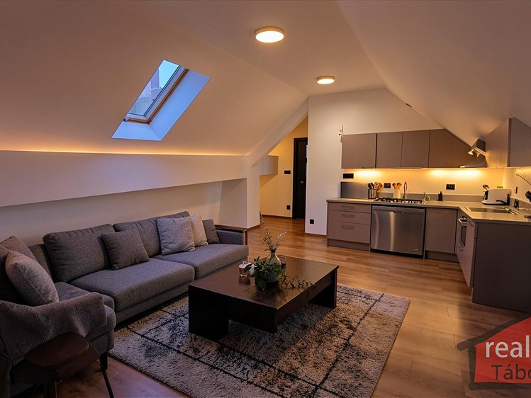 Prodej bytu 2+kk 60 m² (Podkrovní) - foto 2