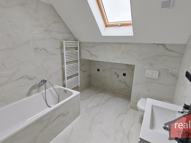 Prodej bytu 2+kk 60 m² (Podkrovní) - foto 6
