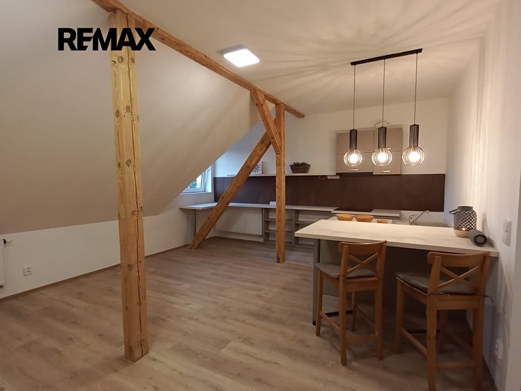 Prodej bytu atypické 75 m² (Podkrovní) - foto 1