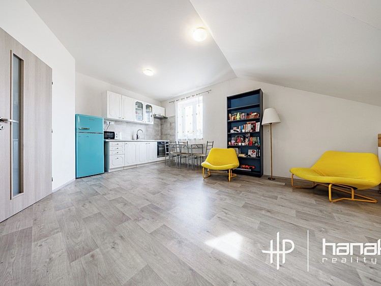Pronájem bytu 3+kk 53 m² (Podkrovní) - foto 1