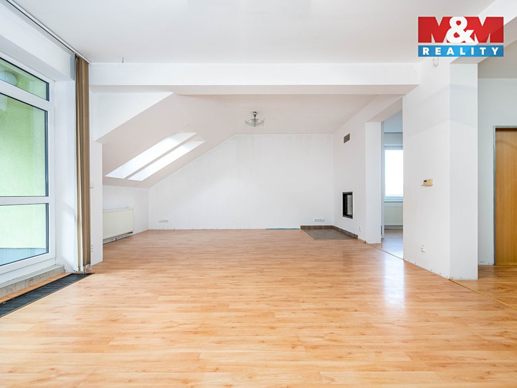 Prodej rodinného domu 642 m², pozemek 2 259 m² - foto 8