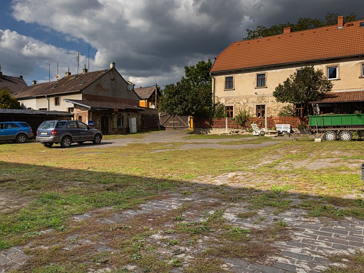 Prodej vícegeneračního domu 240 m², pozemek 3 749 m² - foto 2