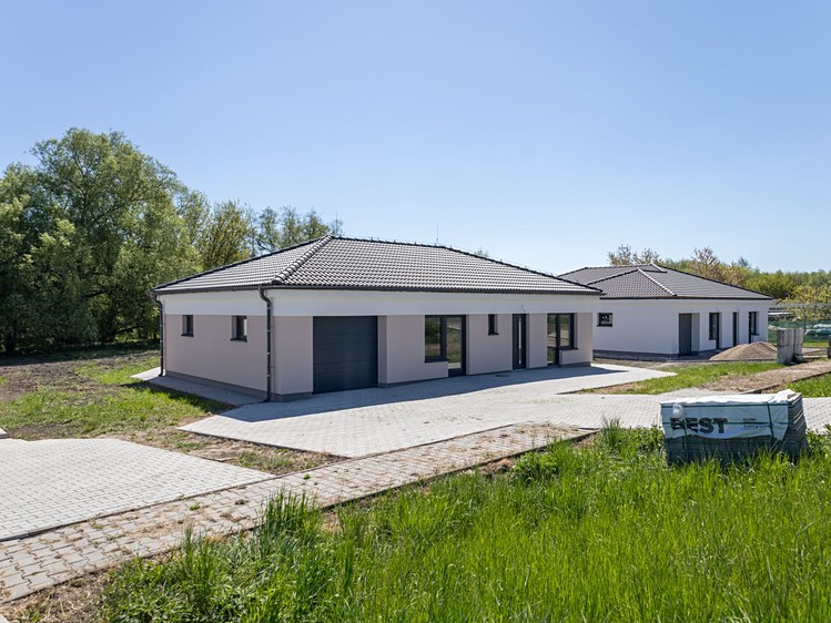 Prodej rodinného domu 132 m², pozemek 921 m² - foto 2