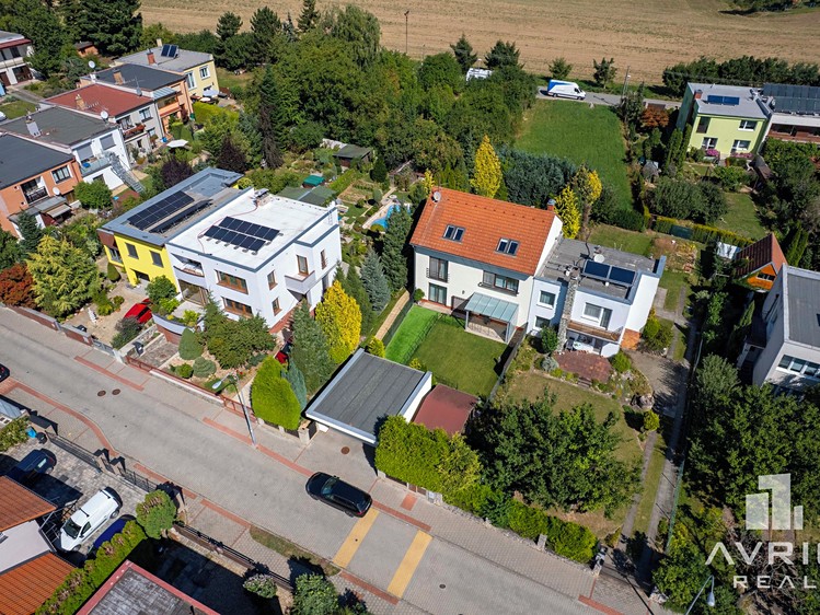 Prodej rodinného domu 255 m², pozemek 671 m² - foto 2