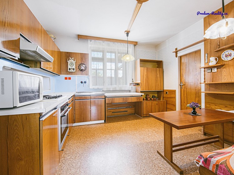Prodej rodinného domu 250 m², pozemek 1 580 m² - foto 2