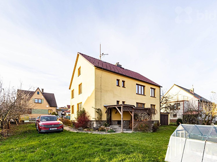 Prodej rodinného domu 220 m², pozemek 815 m² - foto 2