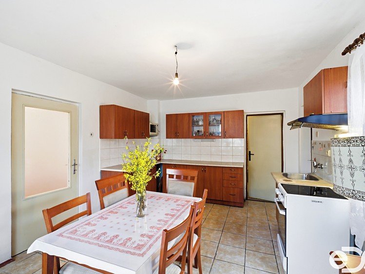 Prodej rodinného domu 300 m², pozemek 1 247 m² - foto 8