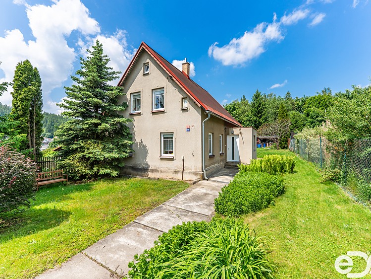 Prodej rodinného domu 200 m², pozemek 941 m² - foto 1
