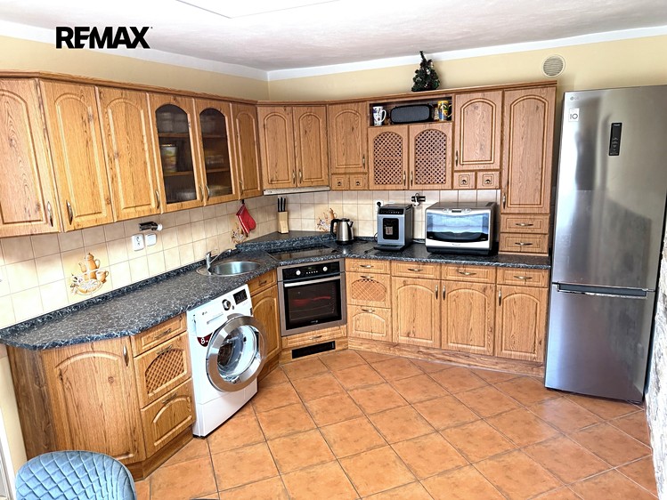 Prodej rodinného domu 250 m², pozemek 179 m² - foto 2