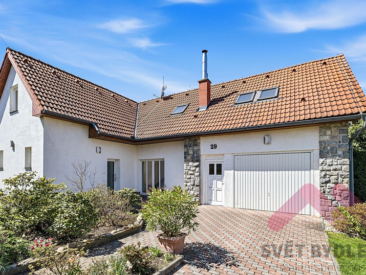 Prodej rodinného domu 189 m², pozemek 643 m² - foto 1