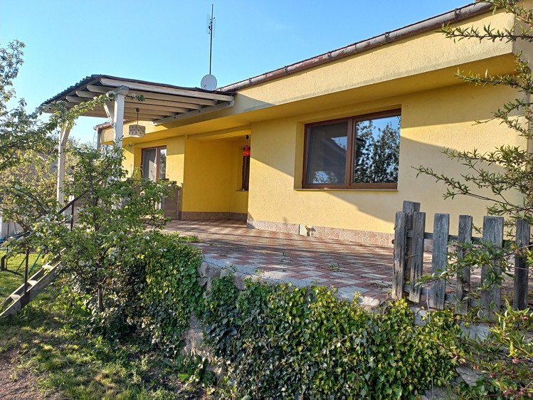 Prodej rodinného domu 188 m², pozemek 933 m² - foto 1
