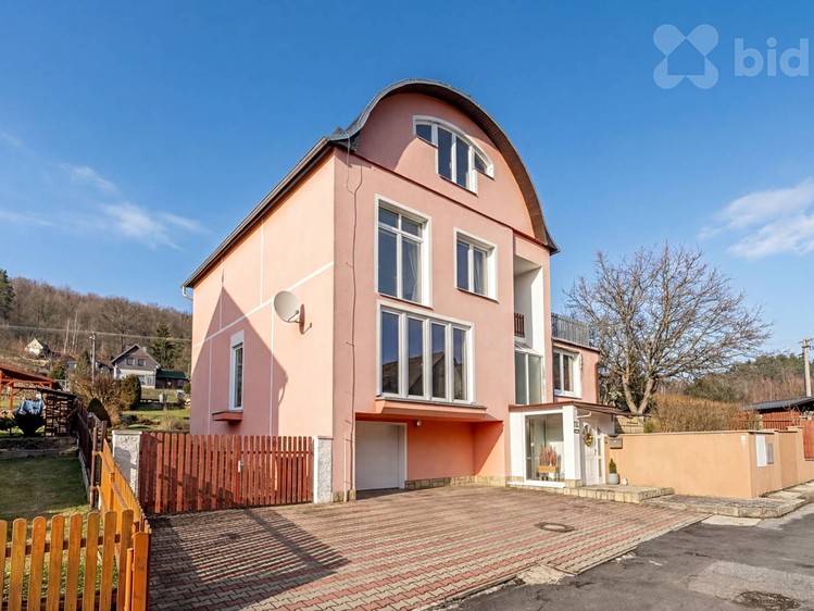 Prodej rodinného domu 281 m², pozemek 1 097 m² - foto 2