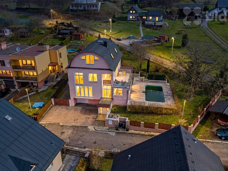 Prodej rodinného domu 281 m², pozemek 1 097 m² - foto 1