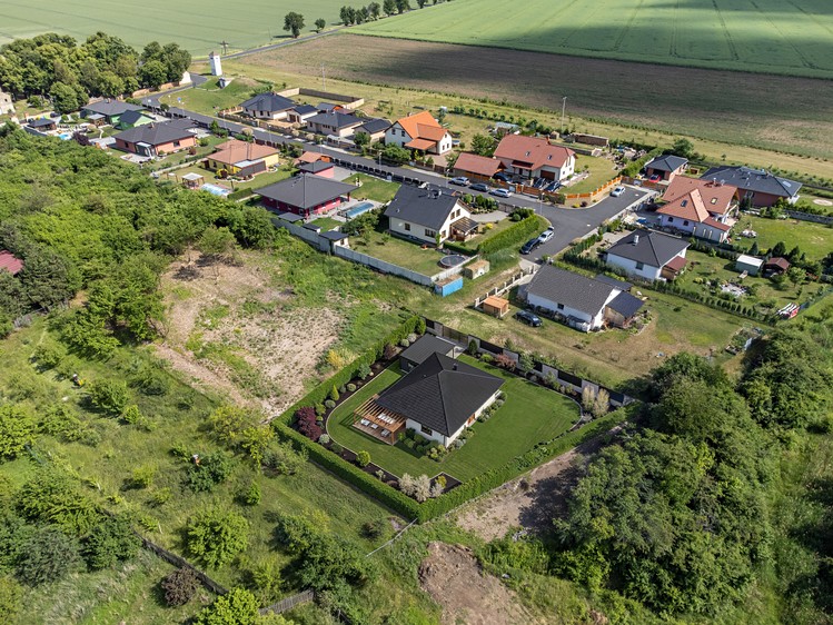 Prodej stavebního pozemku 785 m² - foto 2