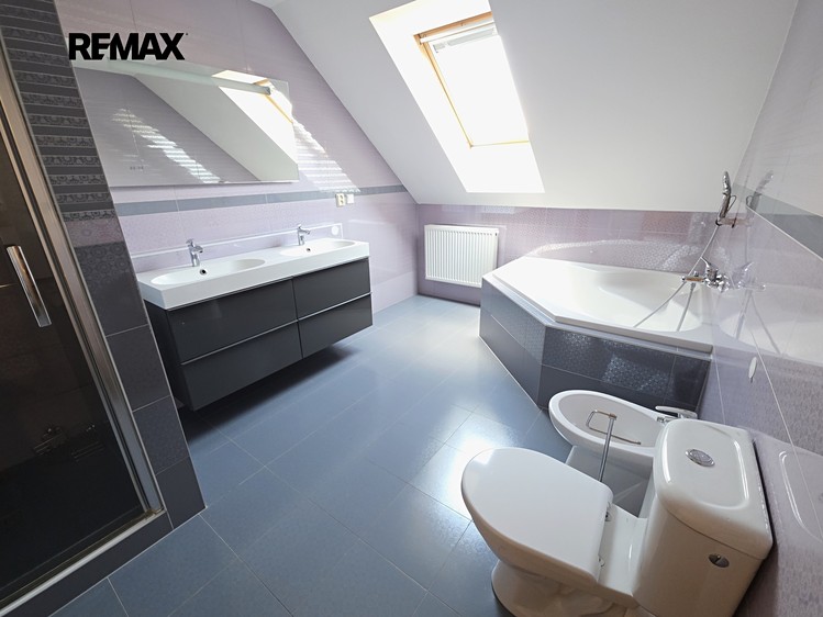 Prodej rodinného domu 169 m², pozemek 974 m² - foto 4