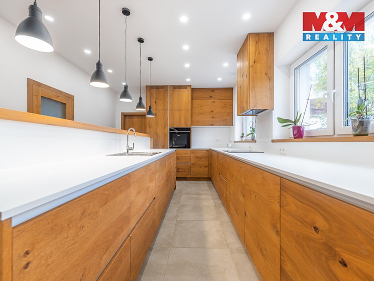 Prodej rodinného domu 270 m², pozemek 789 m² - foto 2