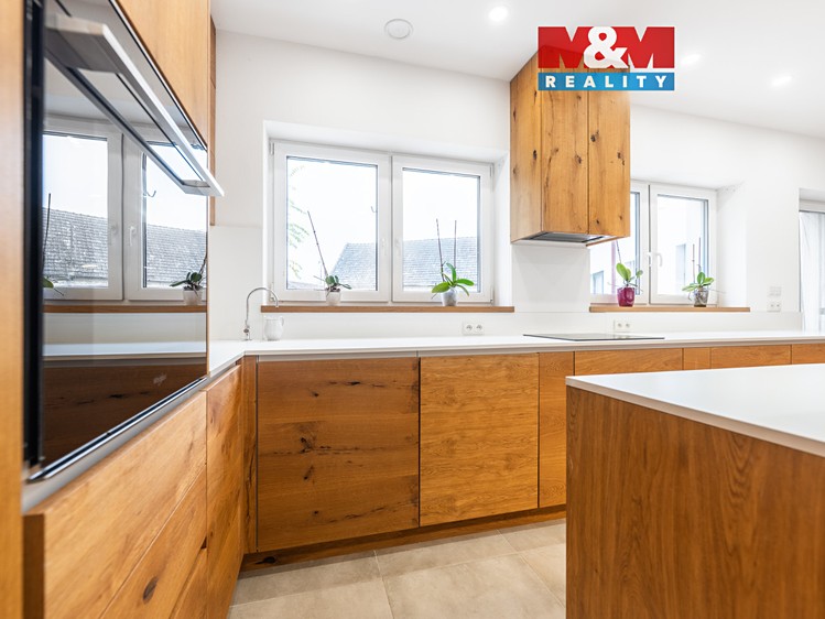 Prodej rodinného domu 270 m², pozemek 789 m² - foto 1