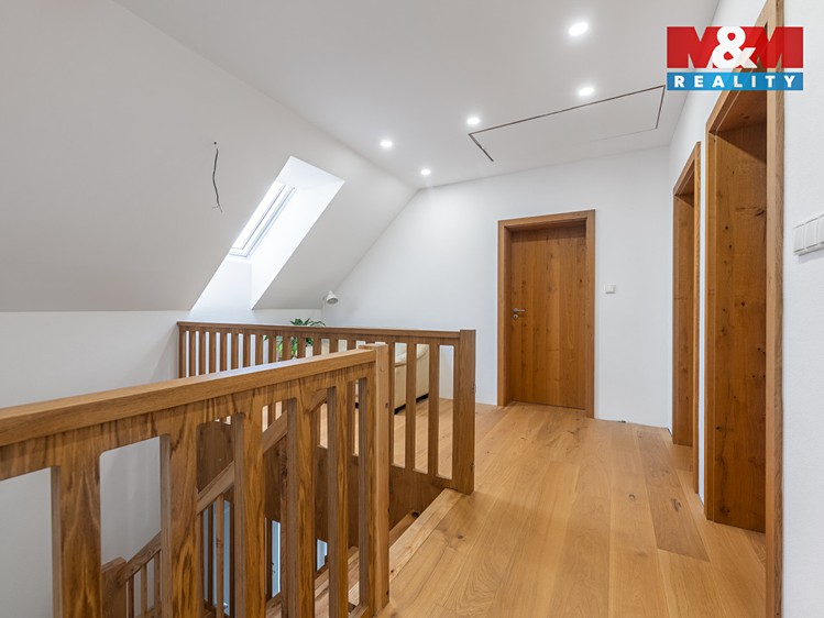 Prodej rodinného domu 270 m², pozemek 789 m² - foto 7