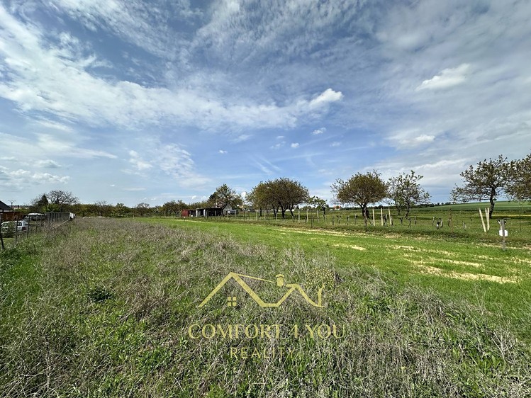 Prodej stavebního pozemku 799 m² - foto 1