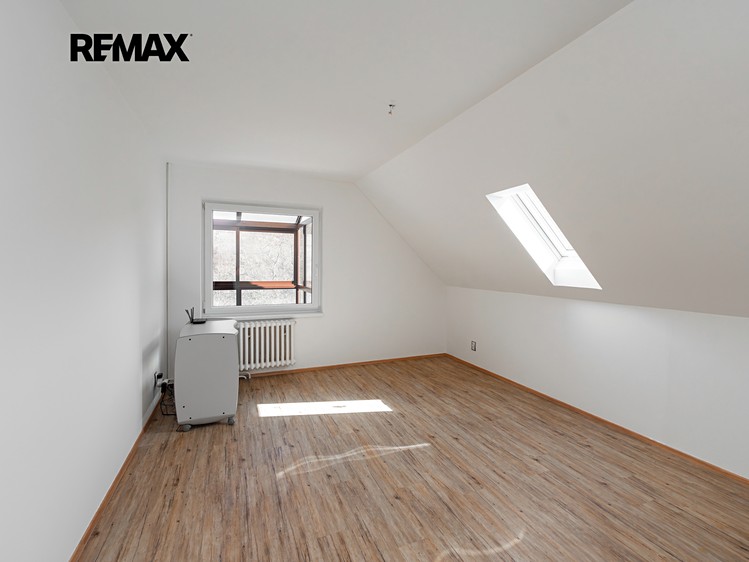 Prodej rodinného domu 300 m², pozemek 2 121 m² - foto 2