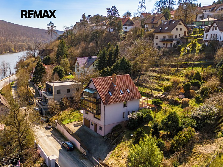 Prodej rodinného domu 300 m², pozemek 2 121 m² - foto 1