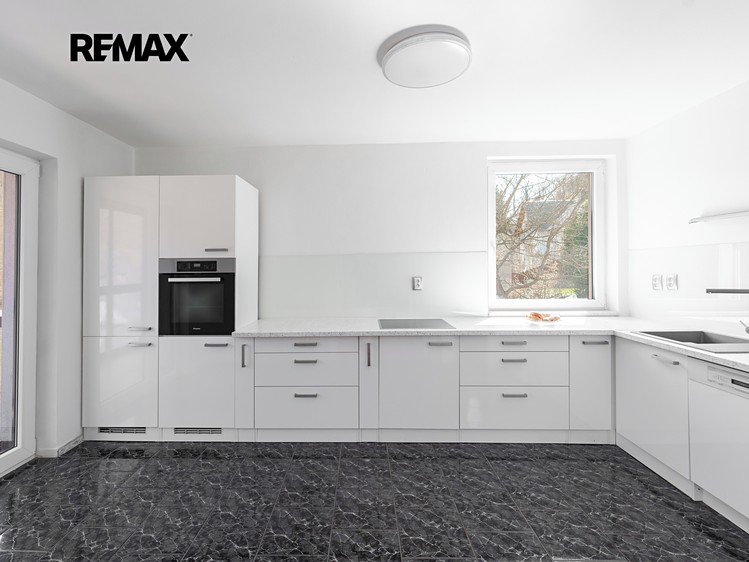 Prodej rodinného domu 300 m², pozemek 2 121 m² - foto 8