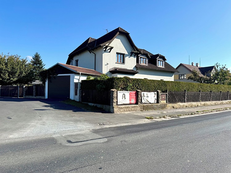 Prodej vícegeneračního domu 414 m², pozemek 939 m² - foto 1