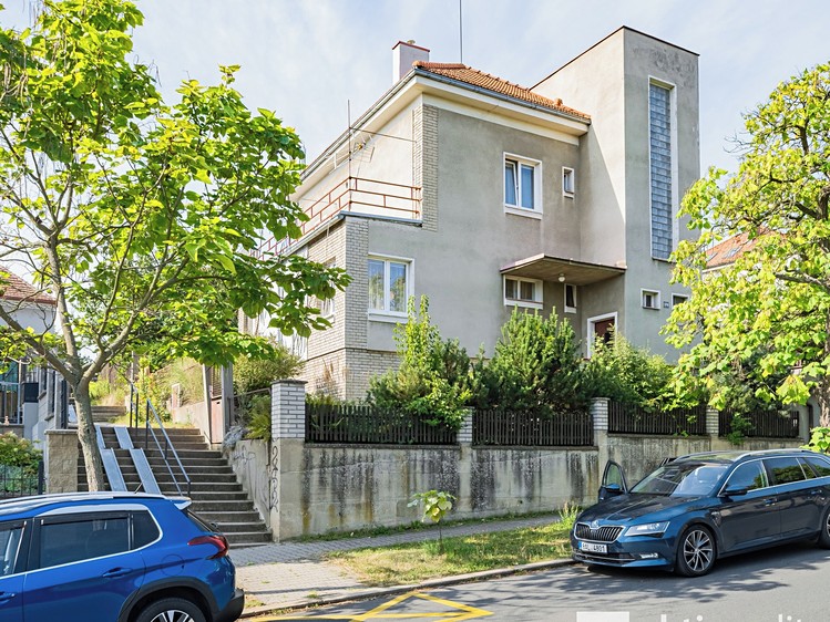 Prodej vily 233 m², pozemek 557 m² - foto 1